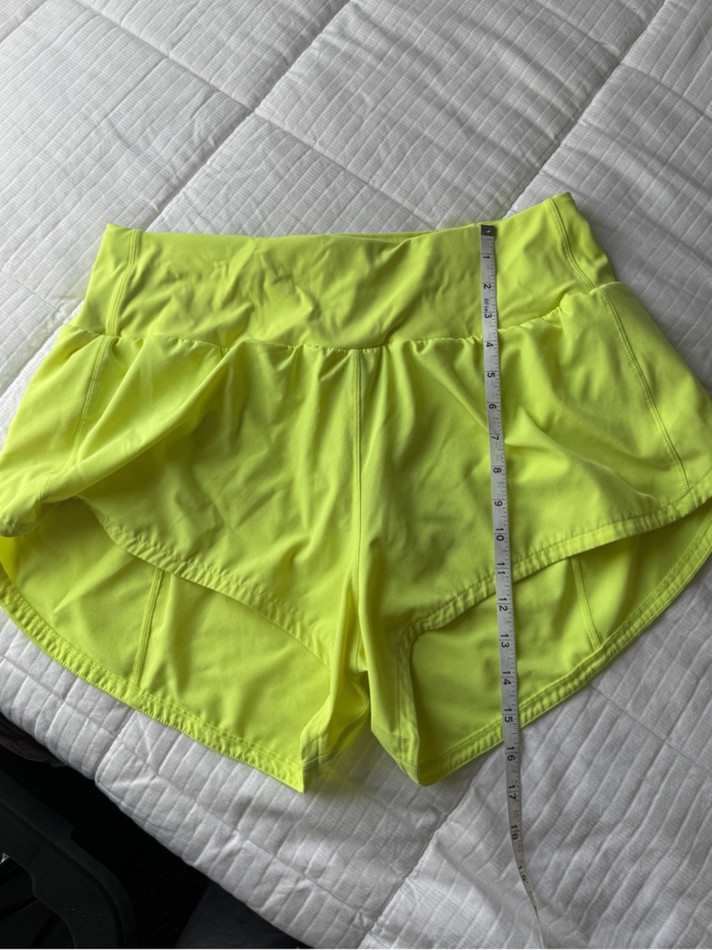Neon yellow running shorts with back pocket, size XL - Picture 5 of 7